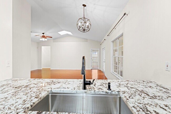 Building Photo - Beautifully renovated 4 bedroom 2 bath in NW Capri Neighborhood