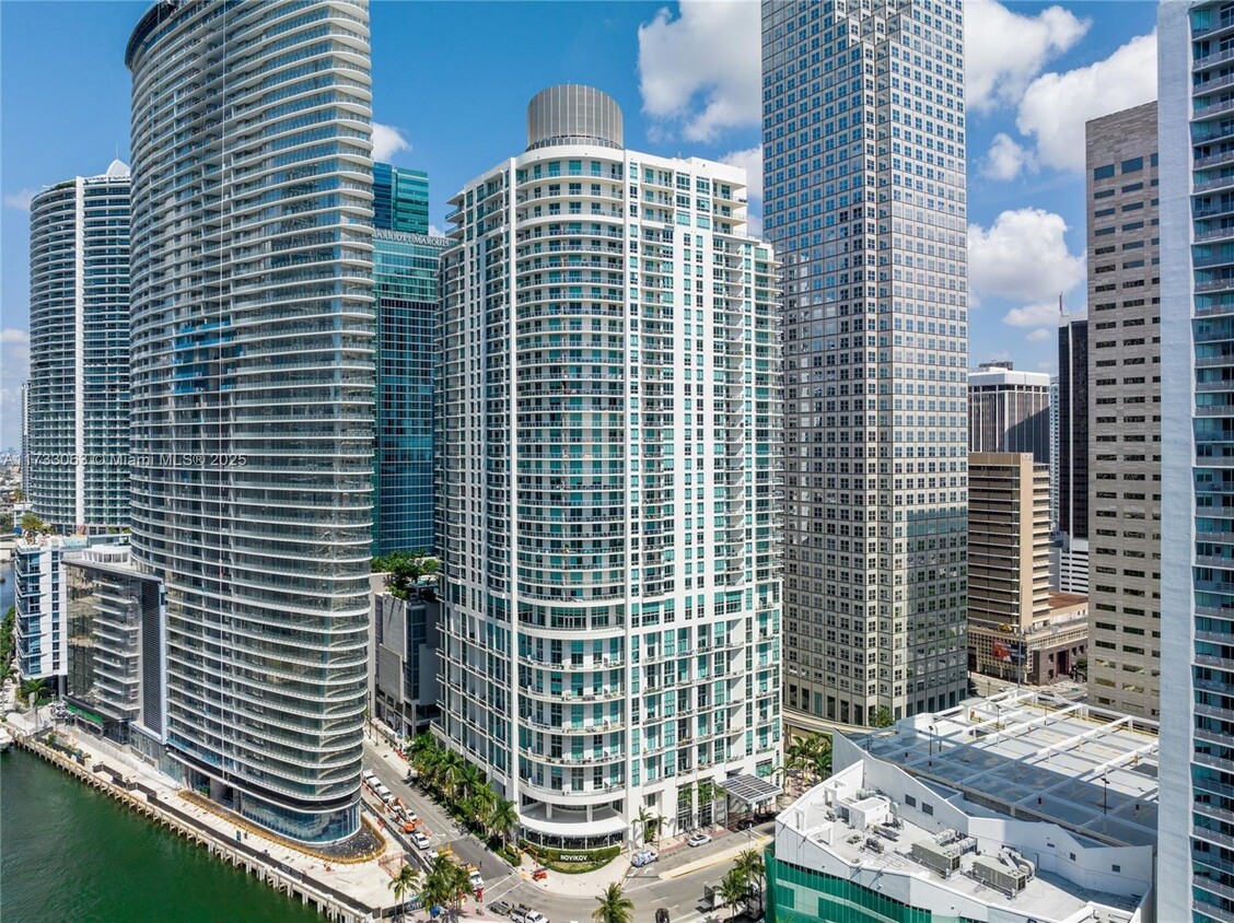 Primary Photo - 300 S Biscayne Blvd