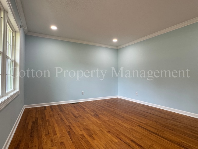Building Photo - Large "5BR"/2.5BA Split Level home on spac...