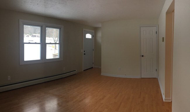 Living room w/ closet - 92 NY-245
