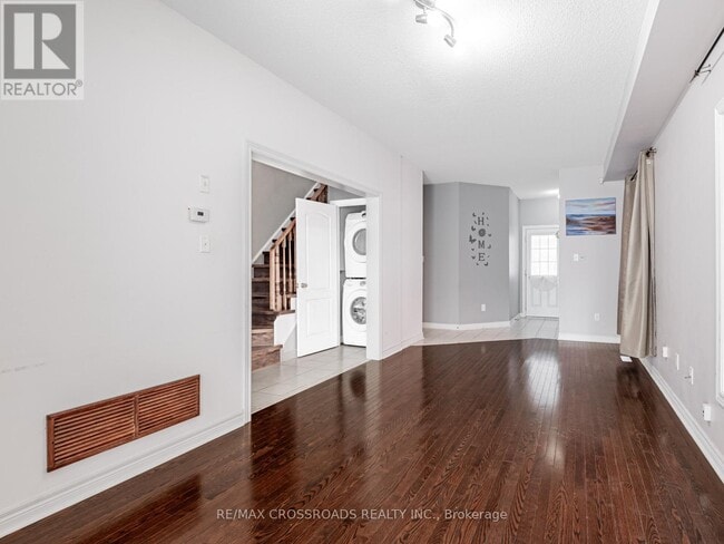 Building Photo - 81 Lahore Crescent