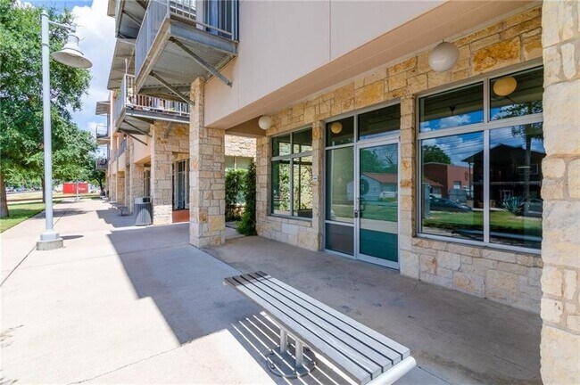 Foto del edificio - 2401 E 6th St