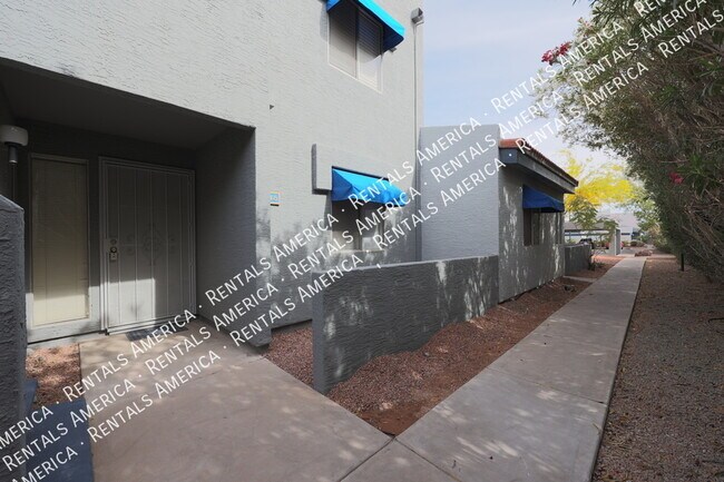 Foto del edificio - REMODELED 2 Bd / 2 Ba Condo With Patio Vie...
