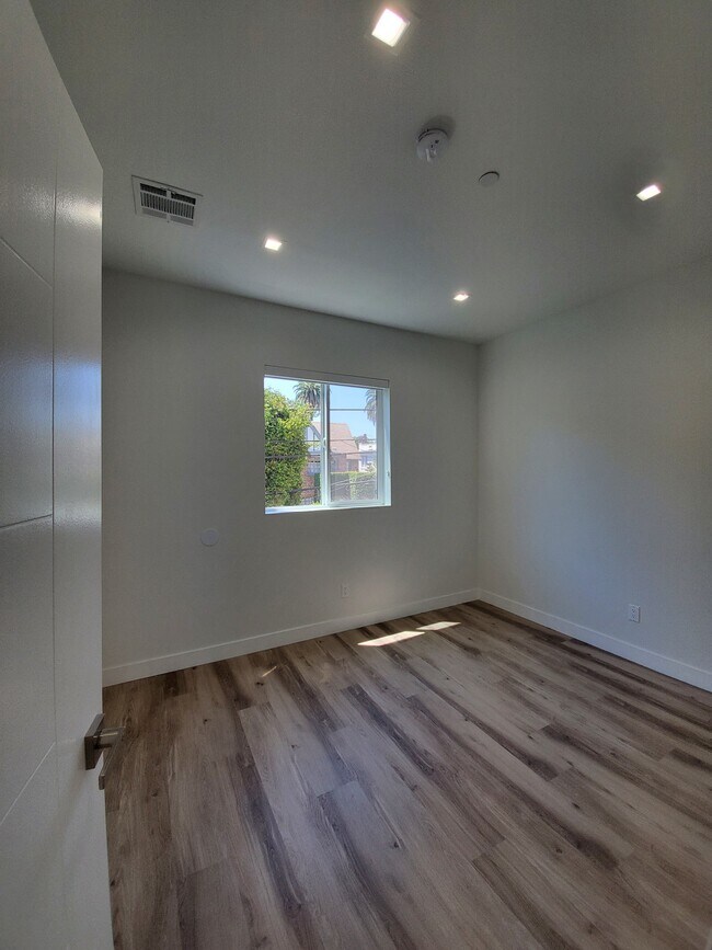 Foto del edificio - 2337 S Crenshaw Blvd