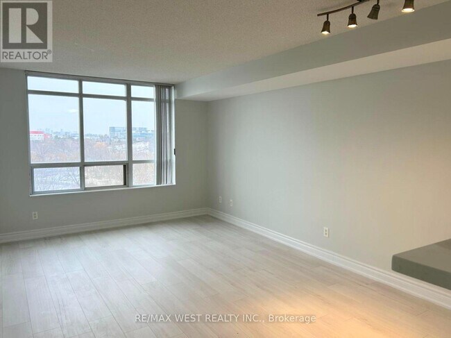 Photo du bâtiment - 700 Humberwood Blvd