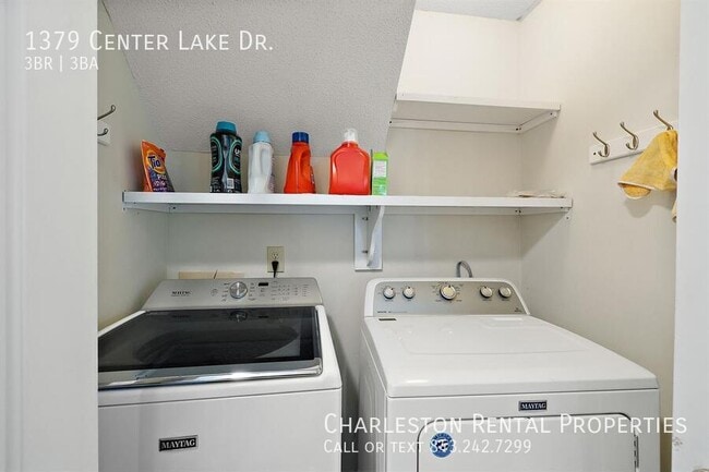 Building Photo - 1379 Center Lake Dr