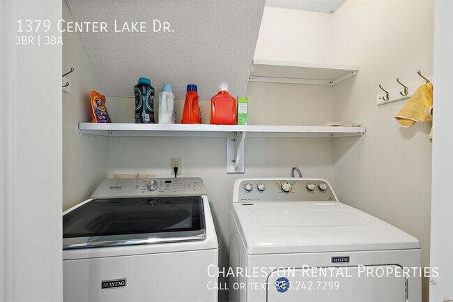Foto del edificio - 1379 Center Lake Dr