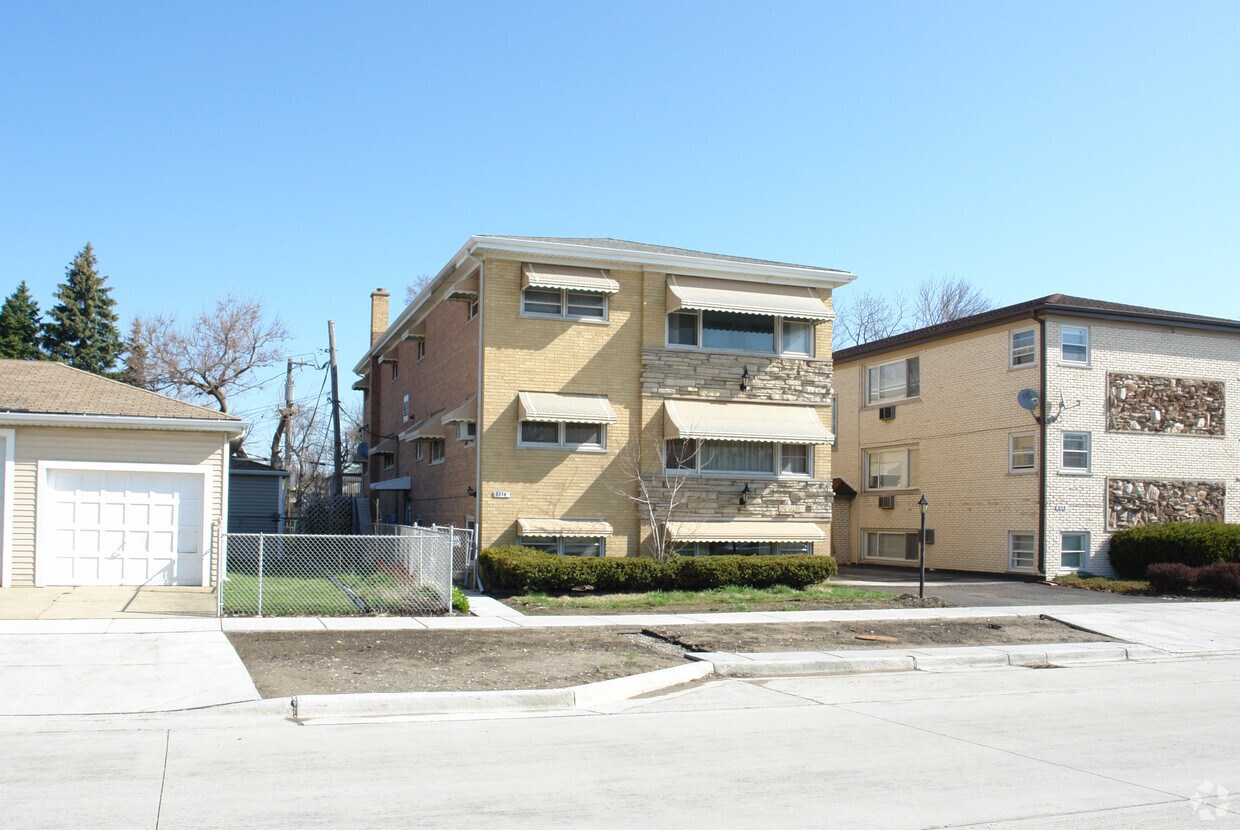 Building Photo - 8714 Fullerton Ave