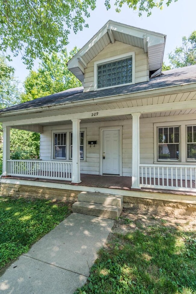 Building Photo - 209 E 12th St