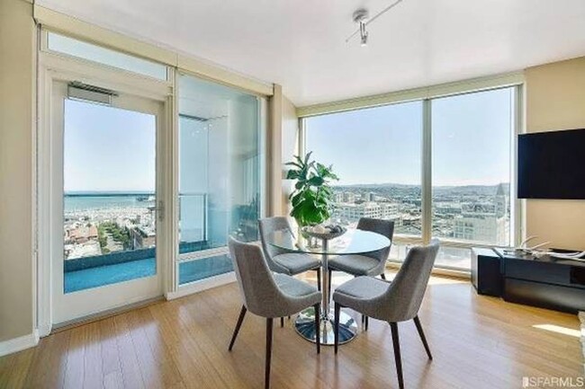 Foto del edificio - Luxury Corner Unit in Rincon Hill: 2 Bed/2...