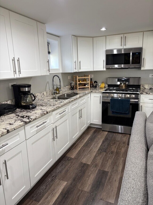 Building Photo - 6541 S Ingleside Ave