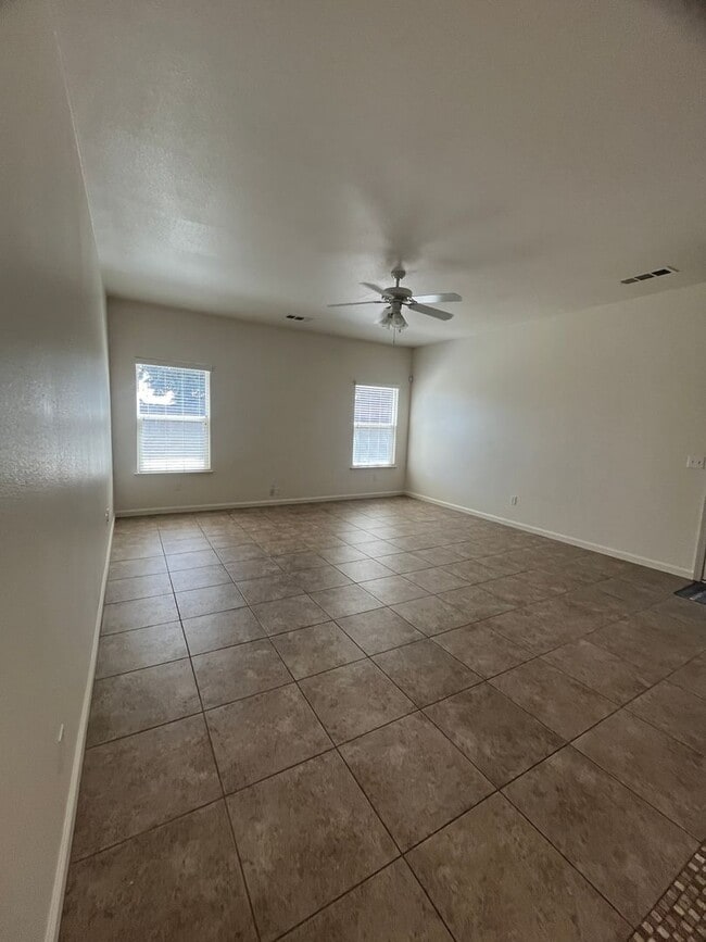 Building Photo - Move in Ready Home!