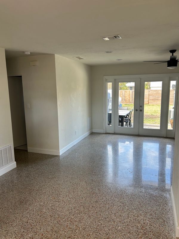 Foto del edificio - 735 42nd Ave NE