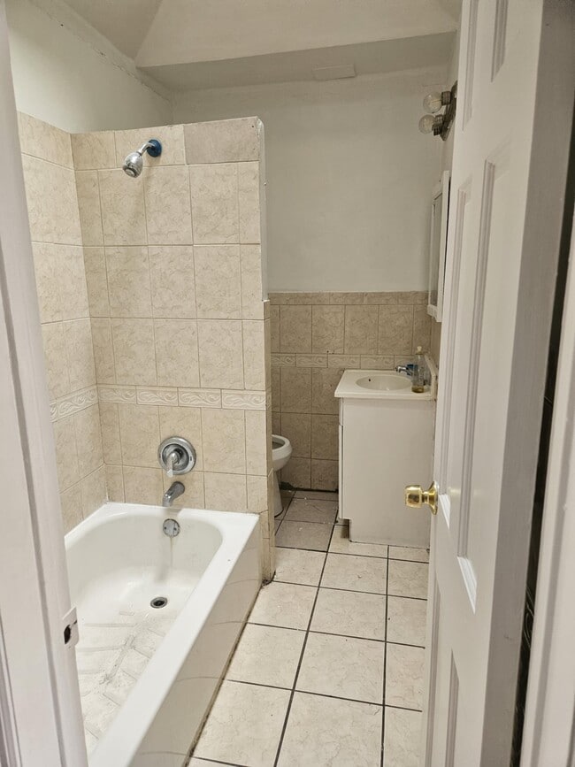 Building Photo - 2507 S 68th St
