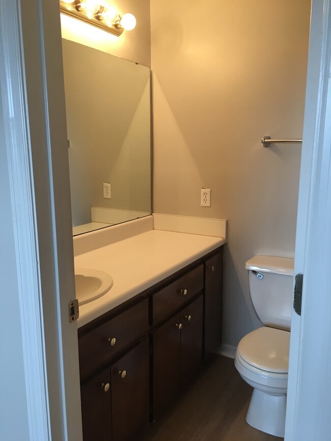 En-suit (full bath) in rear bedroom - 350 Brookfield Rd