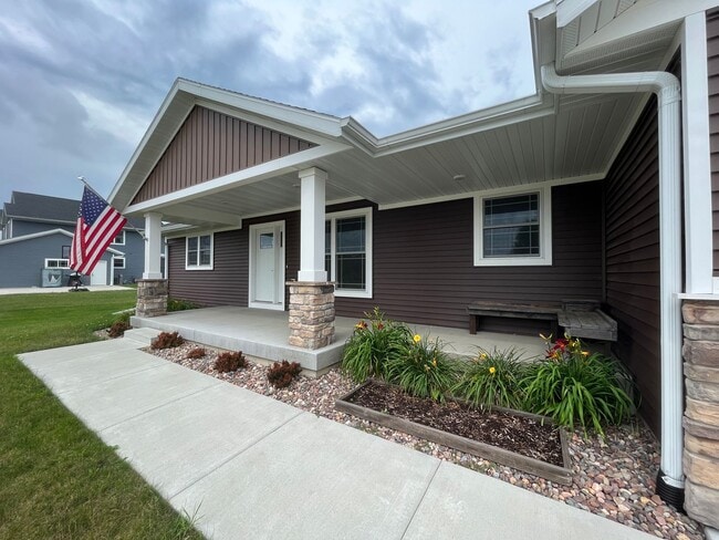 Building Photo - 5 Bed / 3 Bath Home in Tomah, WI!