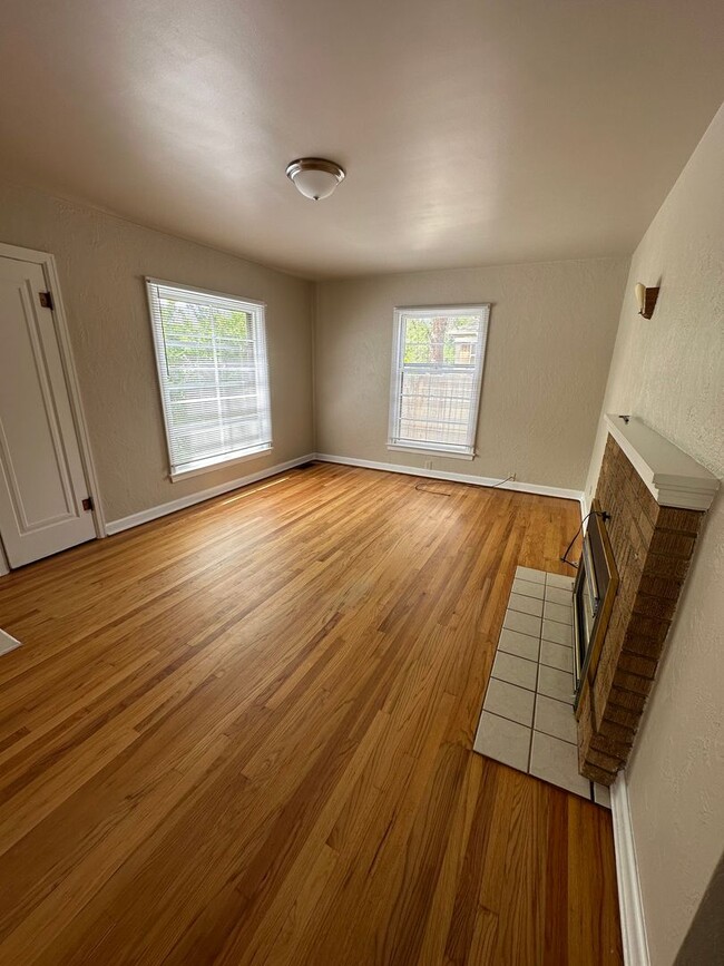 Foto del edificio - 3 BEDROOMS PLUS OFFICE,  2 BATHROOM, SINGL...