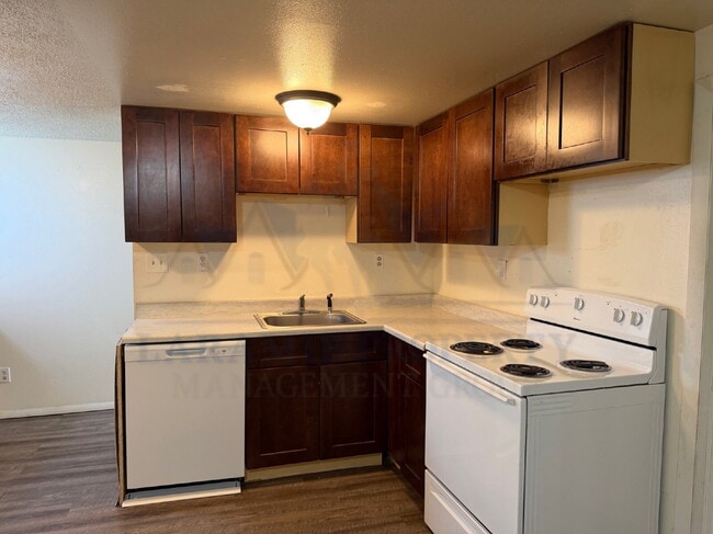 Building Photo - Charming 2 Bedroom