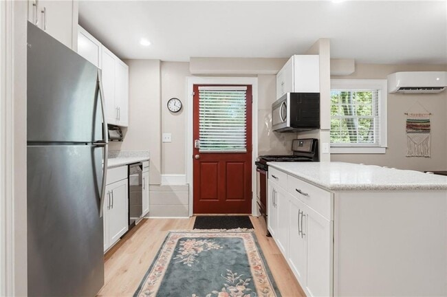 Building Photo - 826 Mentelle Dr NE
