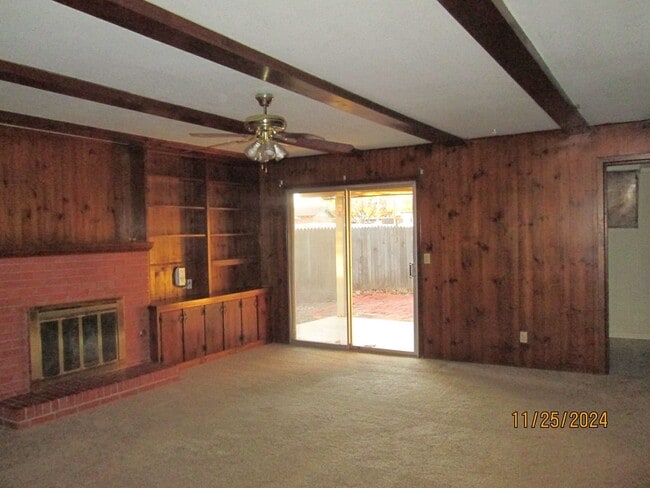 Building Photo - TRIPLEX UNIT - 2 Bedroom, 1 Bath, Carport