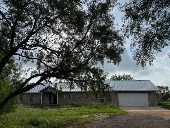 Building Photo - 455 Country Trail