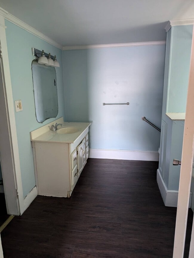 Building Photo - 717 Forest Ave