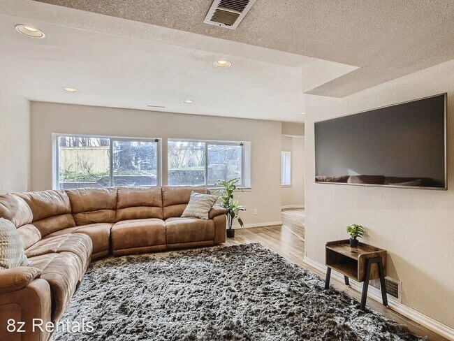 Building Photo - 5 br, 3.5 bath House - 4304 S Hampton Cir,...