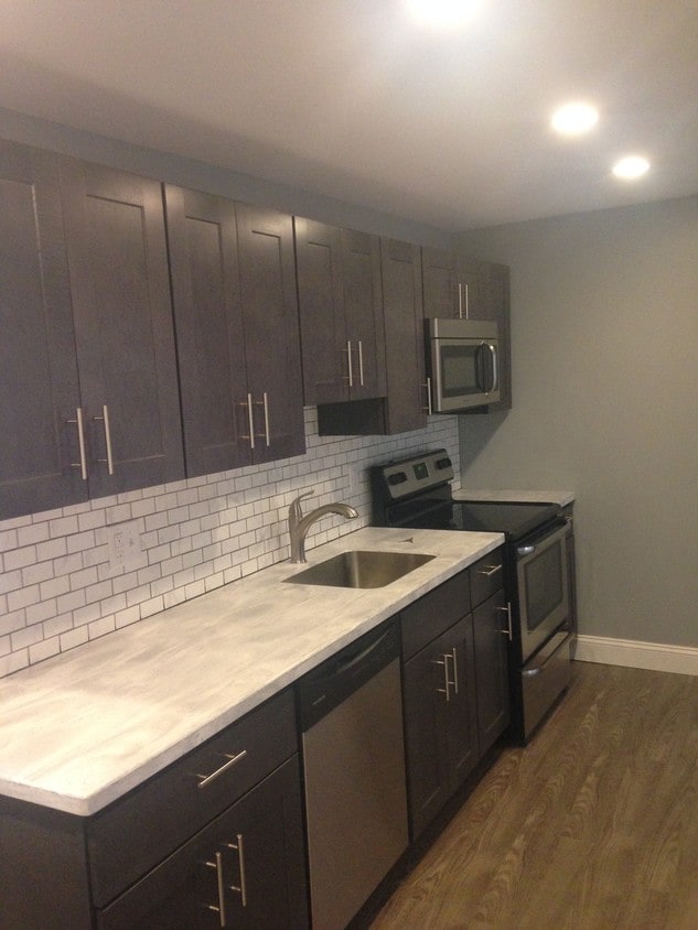 Kitchen - 215 Washington Ln