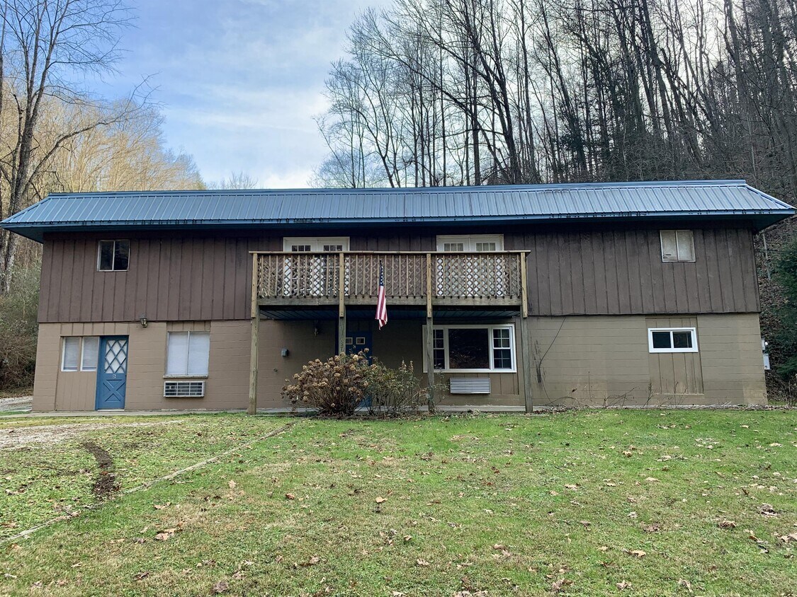 14 Cheerful Ln Unit C, Charleston, WV 25304 Room for Rent in