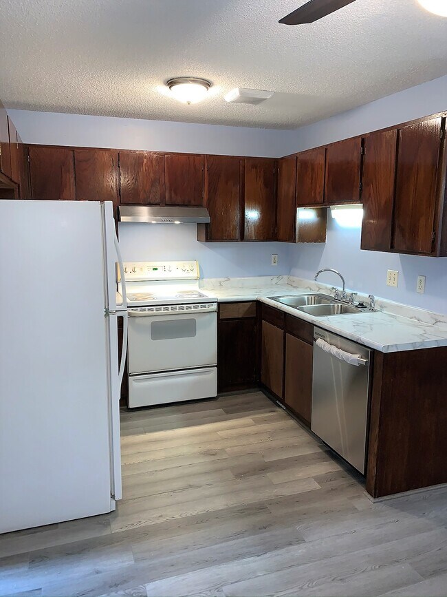 Kitchen, additional view - 1633 Christie Pl