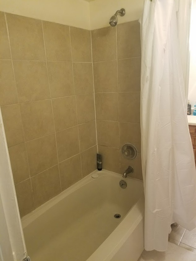 Bath Tub - 14802 E Kentucky Dr