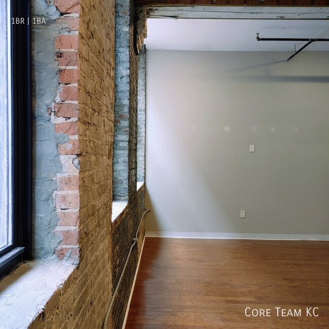 Building Photo - Large one bedroom loft in West Bottoms!