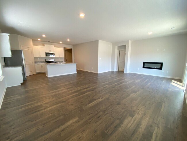 Foto del edificio - 4 bed 2 bath home built in 2023 in Somerville