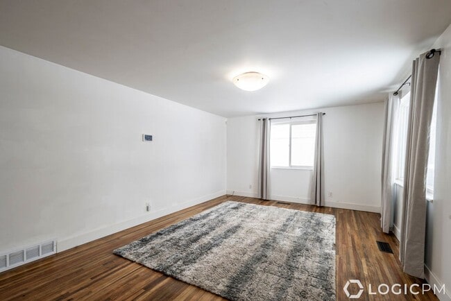 Building Photo - Stunning Single Family Home In Excellent L...
