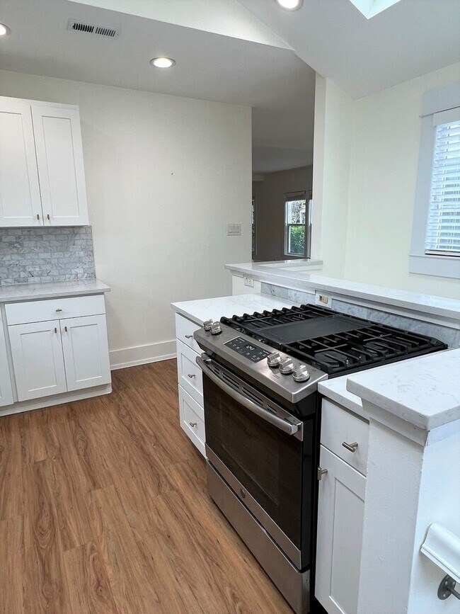 Building Photo - Stunning West Seattle Home with Separate A...