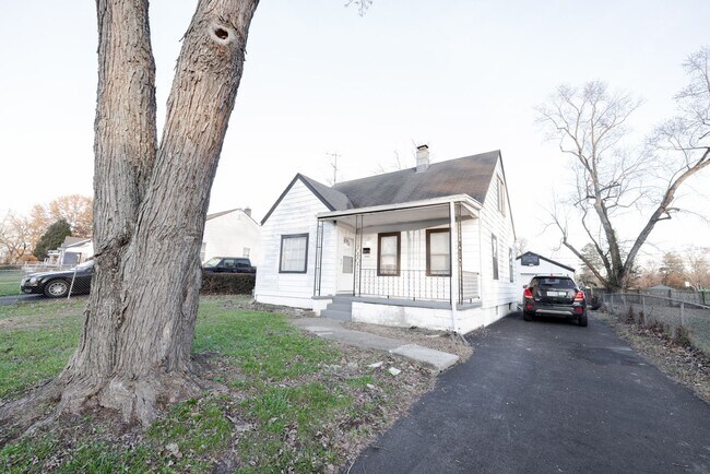Foto del edificio - Newly Renovated - 3 Bed, 1.5 Bath Single-Family Home w/ Garage!!