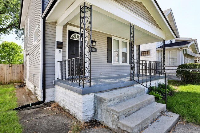 Building Photo - 825 Reinhard Ave