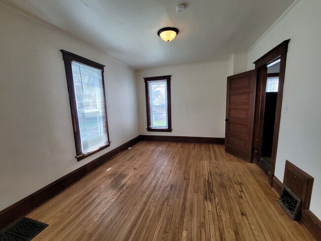 Foto del edificio - 3 bedroom 1 bath, natural hardwood floors!