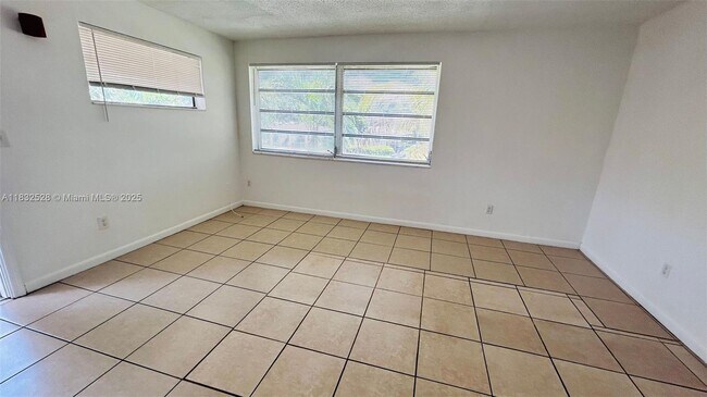 Foto del edificio - 2121 NE 168th St