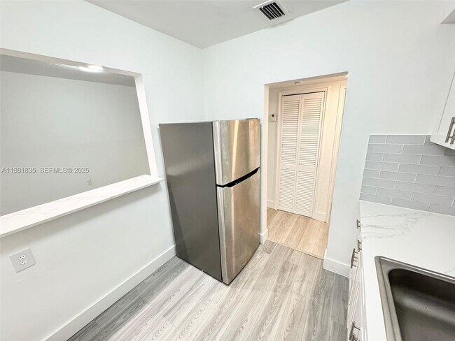 Foto del edificio - 7435 Byron Ave