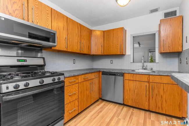 Building Photo - 5 Talcott Forest Rd