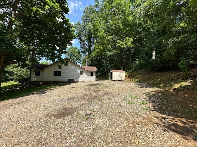 Foto del edificio - 267 Davis Creek Rd