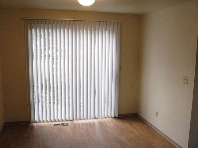 Building Photo - 529