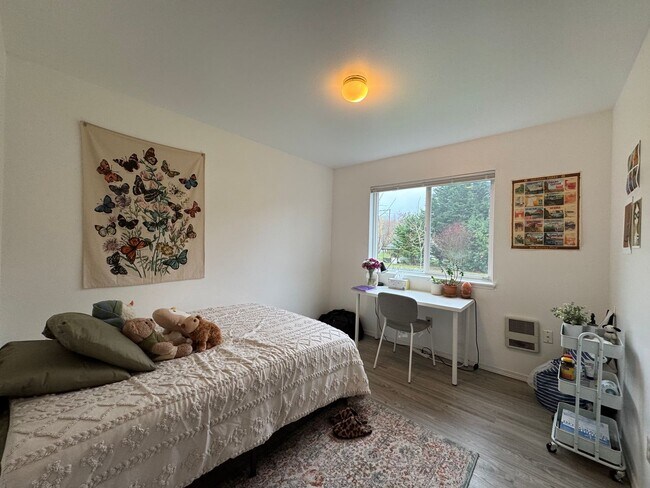 Foto del edificio - 4 Bedroom 2 Bathroom Duplex - Near WWU