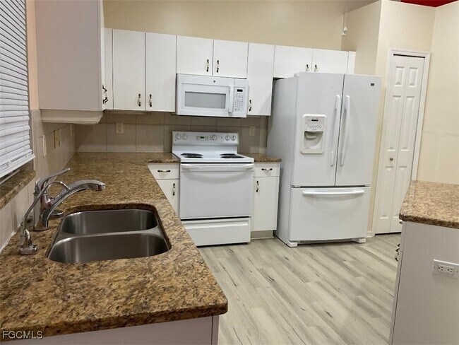 Foto del edificio - 2928 SW 8th Pl