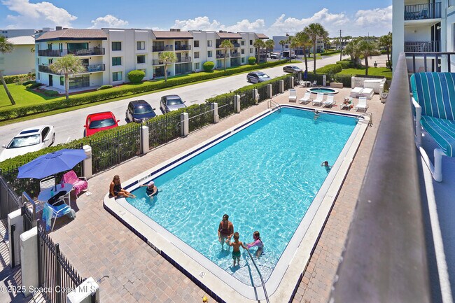 Foto del edificio - 7400 Ridgewood Ave