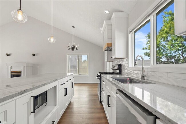 Foto del edificio - Newly Remodeled 3Bed/3Bath Home In Cut-De-...