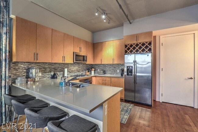 Building Photo - 353 E Bonneville Ave