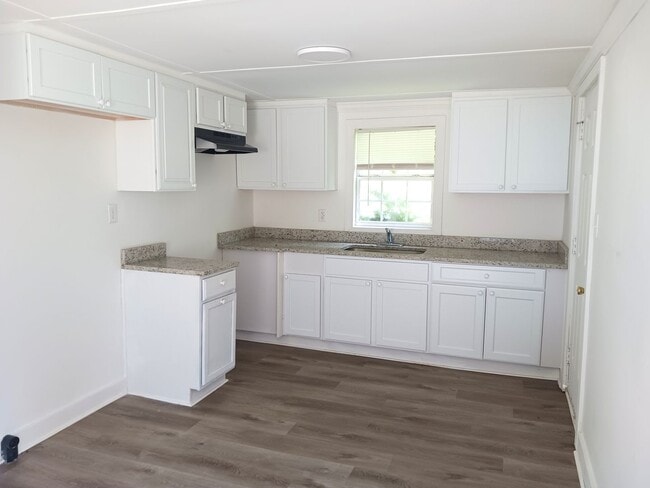 Foto del edificio - One Bedroom House Availalble for Rent in L...