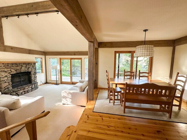 Foto del edificio - 233 Timberline Rd